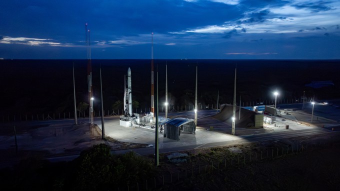 20일 국내 기업 이노스페이스의 첫 상업 발사체 '한빛-나노'가 브라질 알칸타라 우주기지에 세워져 있는 모습.이노스페이스 제공