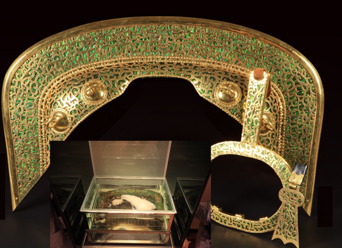 국립경주박물관에 보관된 금동 말안장 뒷가리개 장식과 발걸이 복원품.진품은 보존 문제로 글리세린 용액 속에 보관돼 있다(아래).국립경주박물관 제공