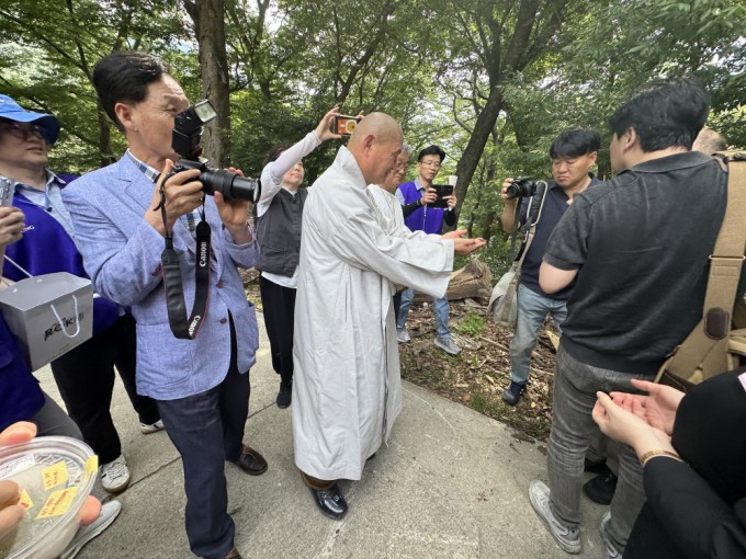 2025년 6월 경남 밀양 표충사에서 열린 비단벌레 방사 행사에서 표충사 주지가 비단벌레를 숲에 풀어주고 있다.숲속의작은친구들 제공