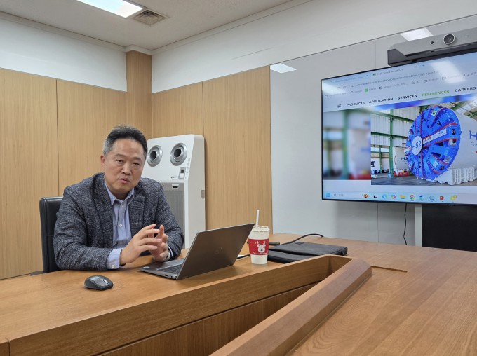 15일 경기 고양시 한국건설기술연구원 본원에서 만난 최순욱 건설연 터널지하공간그룹 수석연구원이 TBM에 대해 설명하고 있다.이병구 기자 