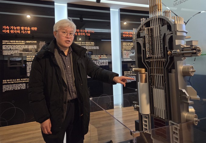 지난달 대전 한국원자력연구원 본원에서 권혁 원자력연 책임연구원이 소형모듈원자로(SMR) 모형 앞에서 작동 원리를 설명하고 있다. 대전=이병구 기자 2bottle9@donga.com