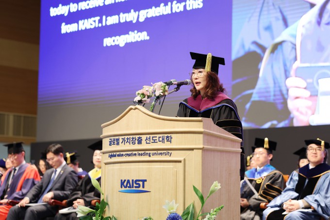20일 대전 유성구에서 열린 KAIST 2026년 학위수여식에서 왕뤠이위 포모사바이오 회장 겸 포모사그룹 경영관리감독위원회 상무위원이 연설하고 있다. KAIST 제공