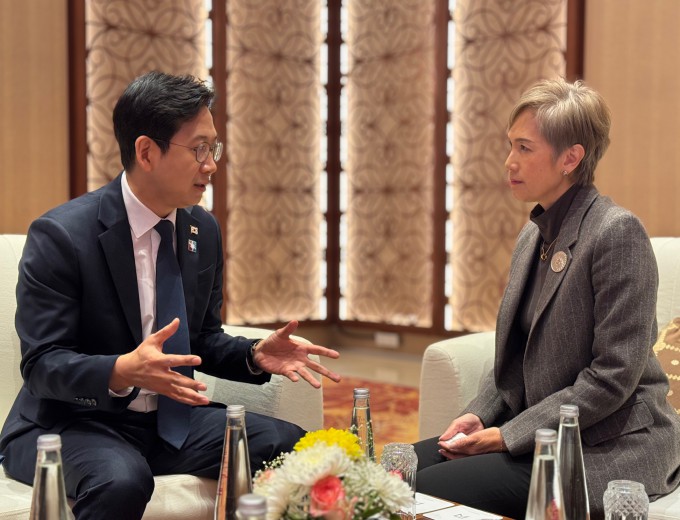 배경훈 부총리 겸 과학기술정보통신부 장관이 2월 19일(현지시간) 인도 뉴델리에서 GPAI 각료 이사회에서 공동의장을 맡은 조세핀 테오 싱가포르 디지털개발정보부 장관을 만나 면담하고 있다. 과기정통부 제공