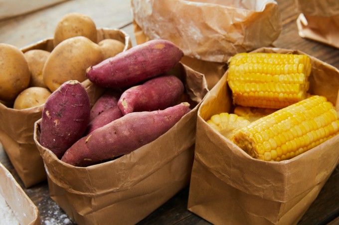 고구마와 감자, 옥수수에는 단당류가 10개 넘게 결합된 다당류가 들어 있다. 다당류는 입에 넣었을 때 바로 강한 단맛이 나지 않아 중독성이 낮고 분해되기까지 시간이 걸려 혈당이 느리게 오른다. 게티이미지뱅크 제공