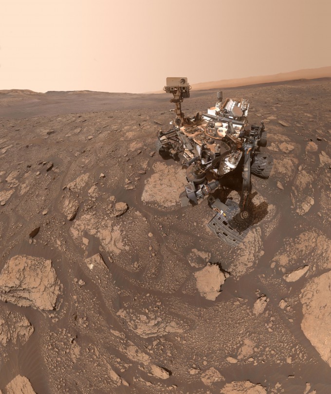 미국 항공우주국(NASA)의 탐사 로버 큐리오시티가 19세기 영국의 고생물학자 이름을 딴 '메리 애닝' 탐사 현장에서 찍은 셀카.과학자들은 화성에 과거 생명체가 존재했다면 해당 지역이 생명 유지에 유리한 환경이었을