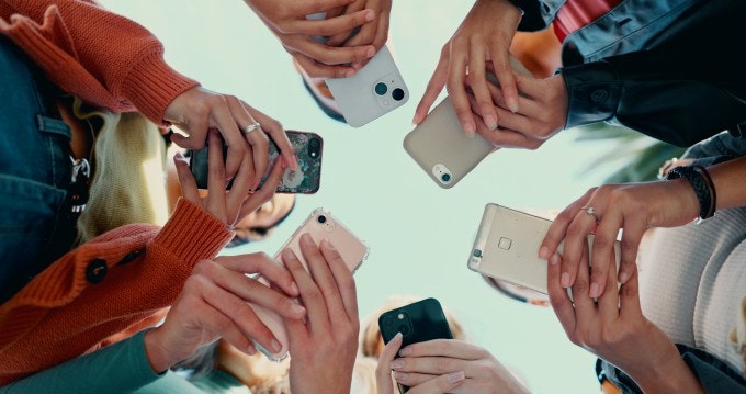 하루 SNS 2시간 넘은 호주 청소년 우울감↑…캐나다도 '청소년 SNS 금지법' 발의