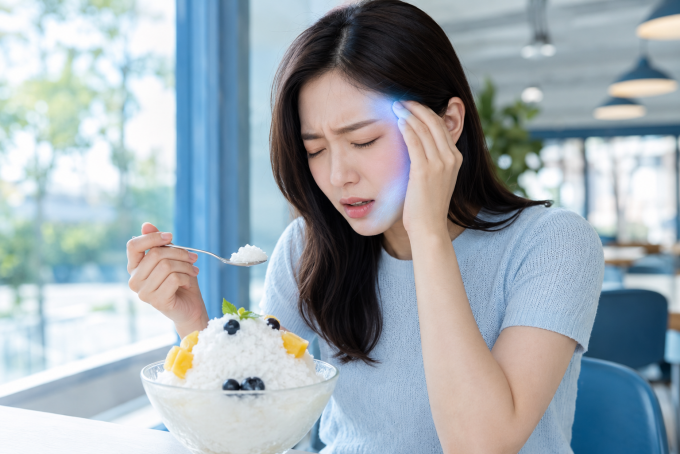 빙수처럼 차가운 음식을 급하게 먹으면 입천장의 온도 변화가 삼차신경을 자극해 순간적인 두통이 나타날 수 있다.생성형 AI 제작.