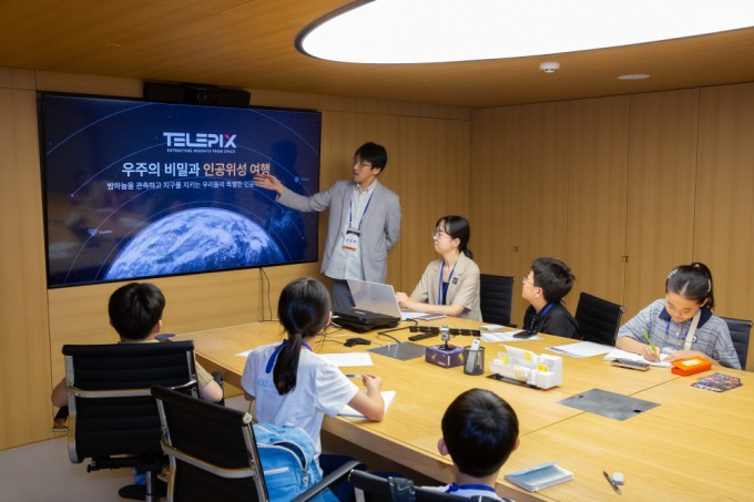 김성희 텔레픽스 CTO의 강연을 듣는 어린이 우주 기자단.스튜디오51 제공