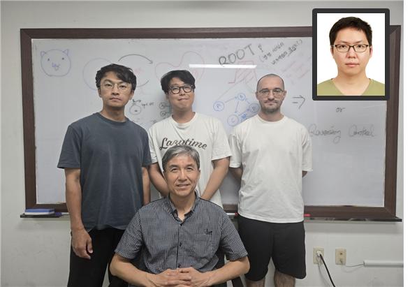단체사진 뒷줄 왼쪽부터 이종훈 박사후연구원, 장성훈 박사, 코빈 하퍼 박사과정생. 앞줄 조광현 교수. 우측 상단은 김종완 KAIST 바이오및뇌공학과 박사. KAIST 제공