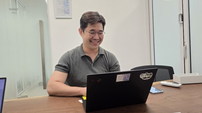 신재용 세브란스병원 예방의학교실 교수가 동아사이언스와 인터뷰를 하고 있다. 문세영 기자