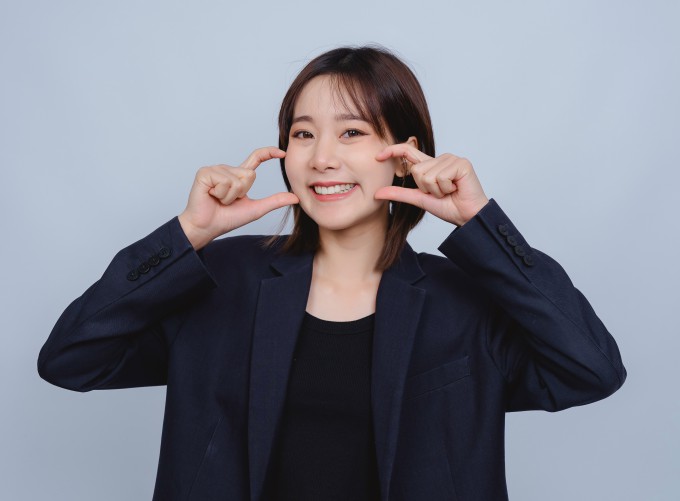 애교는 상대방의 호감을 얻기 위해 일부러 하는 장난스럽고 귀여운 말이나 행동을 뜻한다.게티이미지뱅크 제공