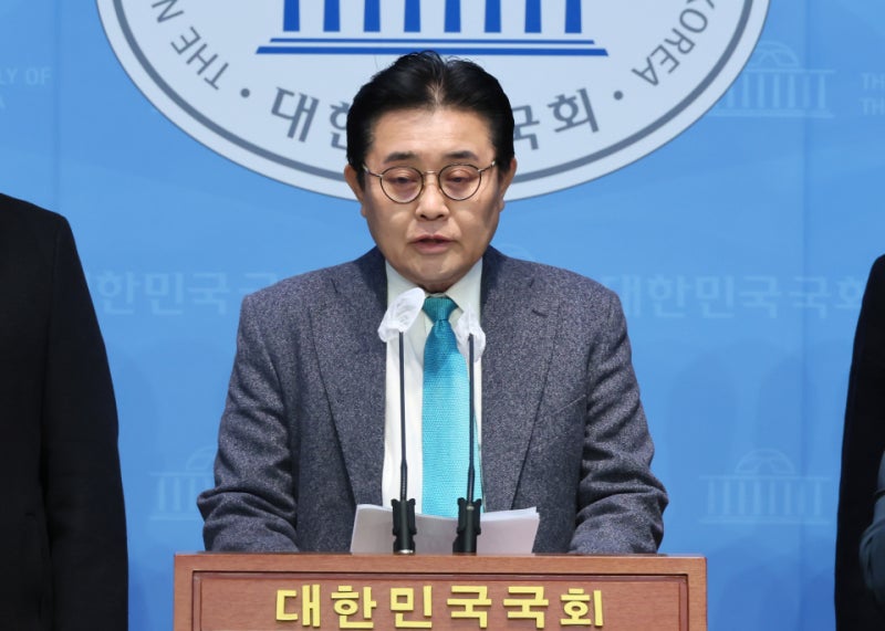 '3선' <b>전병헌</b>, 민주당 <b>탈당</b>…"민주, 왕조형 사당으로 변질"