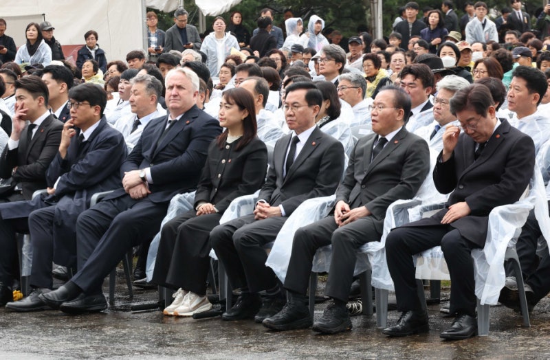 與 "4·3 <b>희생자</b> 아픔 헤아리겠다"…野 "진심이라면 <b>추념식</b> 참석했어야"