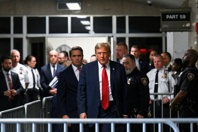 도널드 트럼프 전 미국 대통령이 지난 15일(현지 시각) 뉴욕 맨해튼 형사법원에 도착해 연설하기 위해 취재진을 향해 걸어가고 있다. ⓒ로이터=연합뉴스