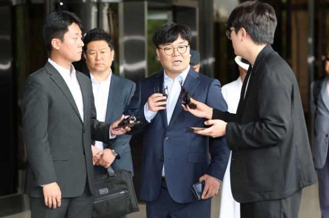 Seoul reporter Lee Myung-soo, who directly purchased a luxury bag given to President Yoon Suk-Yeol's wife Kim Gun-hee, is heading to the Seoul Central District Prosecutors' Office in Seocho-gu, Seoul, for questioning on the 30th. ⓒYonhap News