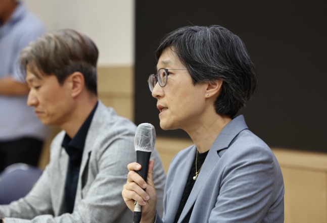 在14日下午在首爾 - 首爾的首爾國立大學醫學院舉行的新聞發布會上，首爾國立大學醫科大學和首爾國立大學醫院的董事長Kang Hee -kyung正在講話。yonhap新聞