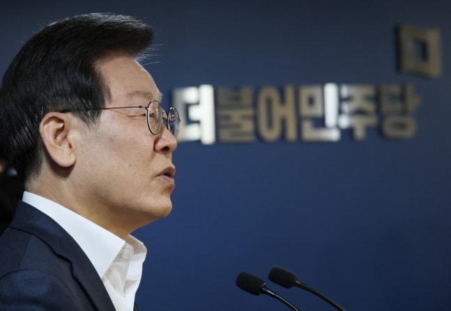 Lee Jae-myung, the head of the Democratic Party, is delivering a greeting at the Central Committee meeting held at the Yeouido headquarters on the 17th. ⓒYonhap News