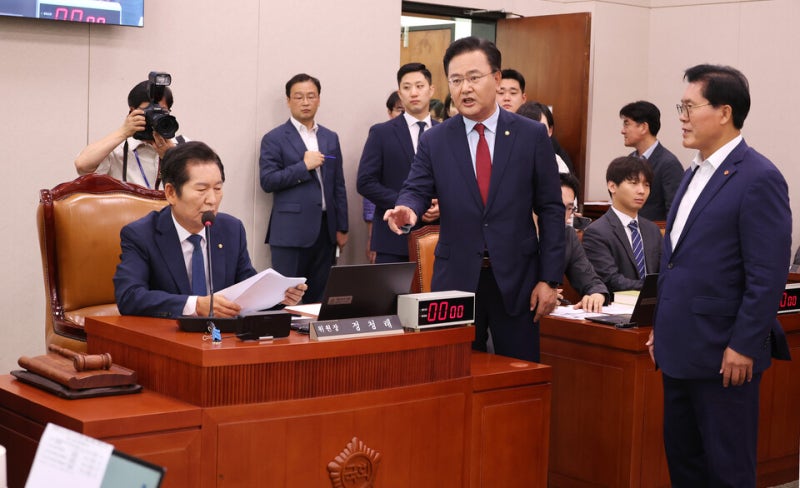 "존경하고픈 <b>정청래</b>" "얻다 반말?" 6분 만에 파행한 '완전체' 법사위