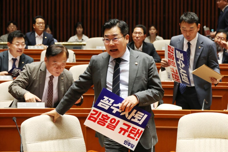 이견 없었다…<b>민주</b>, '이재명 수사' 검사 4명 탄핵안 당론 발의