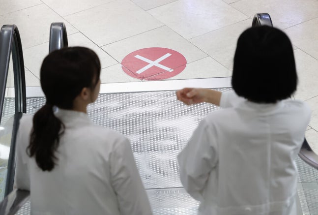 Medical staff are moving at a large hospital in downtown Seoul on the morning of July 11. ⓒYonhap News
