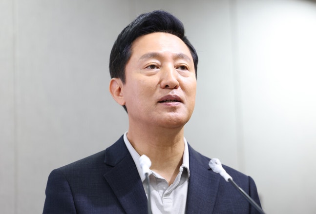 Oh Se-hoon, Mayor of Seoul, speaks at a briefing on expanding government housing supply at Seoul City Hall in Jung-gu, Seoul on the morning of the 9th. ⓒYonhap News