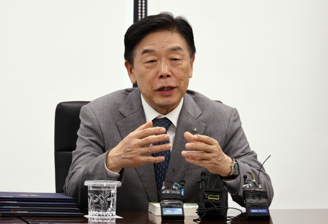 Kim Hyeong-seok, the head of the Independence Day Memorial Hall, answering questions from reporters at the National Independence Memorial Hall in Cheonan, Chungcheongnam-do, on the afternoon of the 14th. ⓒYonhap News
