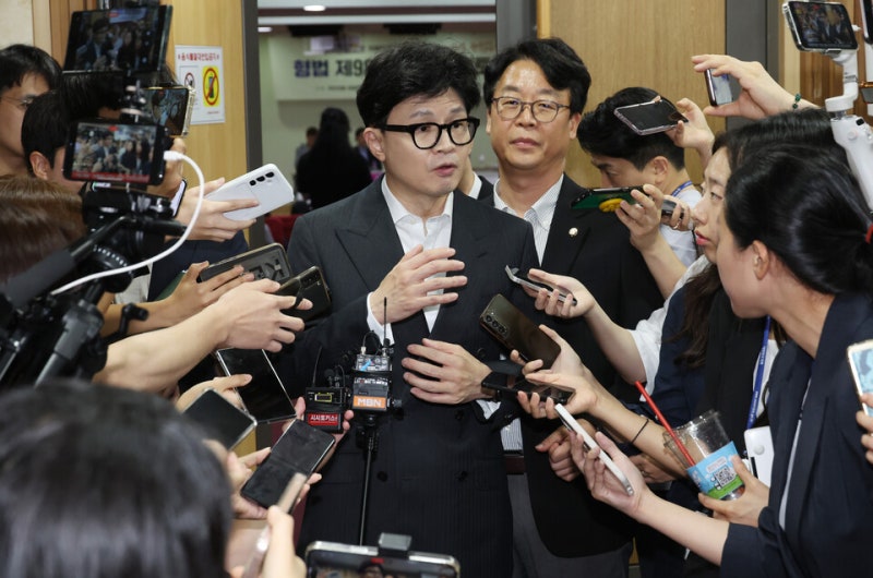 '<b>취임 한달</b>' <b>한동훈</b> "당내 장악력?…이견 좁혀가는 과정이 진짜 정치"