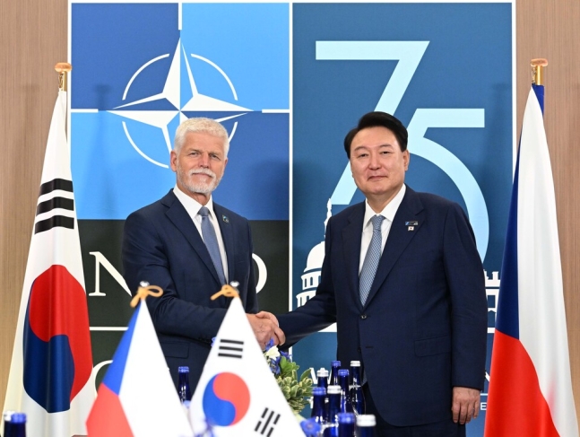 윤석열 대통령이 7월10일(현지 시각) 북대서양조약기구(NATO·나토) 75주년 정상회의가 개최된 미국 워싱턴DC 월터 E. 워싱턴 컨벤션센터에서 열린 한·체코 정상회담에서 페트르 파벨 체코 대통령과 악수하며 기념