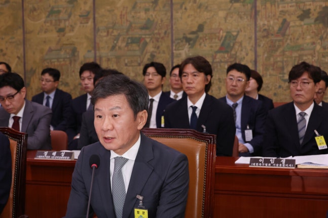 정몽규 대한축구협회장이 9월24일 서울 여의도 국회에서 열린 문화체육관광위원회 전체회의에 출석, 의원들의 질의에 답하고 있다. ⓒ연합뉴스
