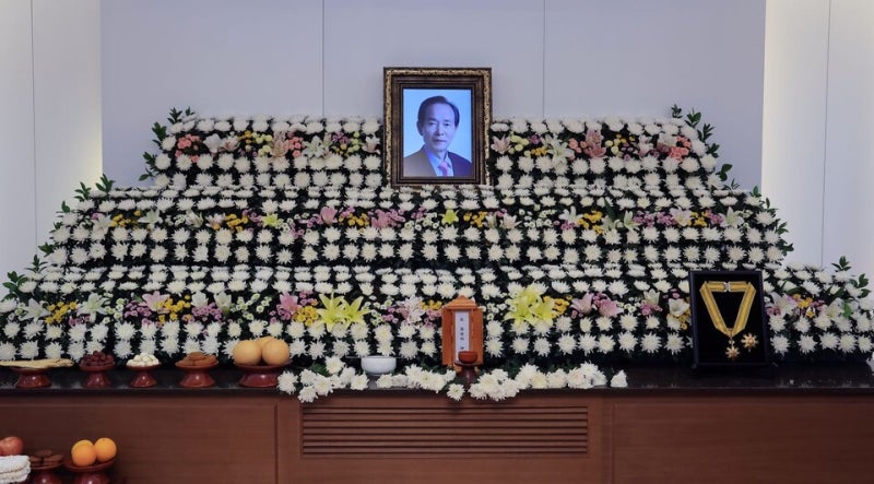정진석 <b>비서실장</b>, '영원한 재야' <b>장기표 빈소</b> 조문
