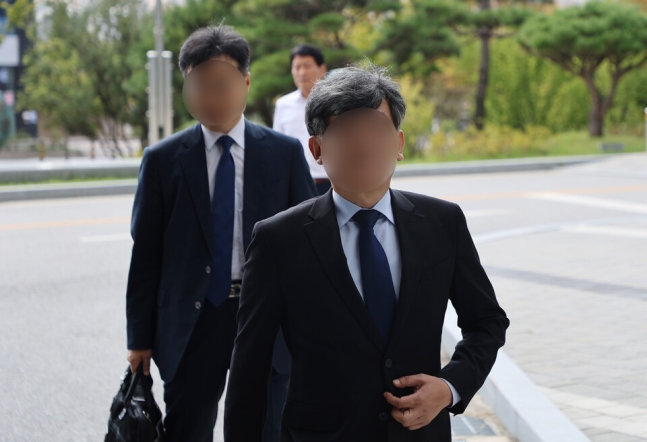 문재인&#160;전 대통령의 딸인 다혜씨의 태국 이주 과정에 관여한 의혹을 받는 전직 청와대 행정관 신아무개씨가 27일 참고인 신분으로 조사받고자 변호인과 함께 전주지방검찰청으로 출석하고 있다. ⓒ연합뉴스