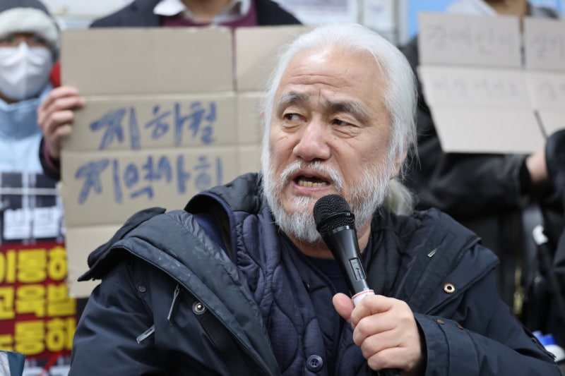 '버스정류장 시위' 체포된 전장연 대표…<b>법원</b> "국가가 1000만원 배상"