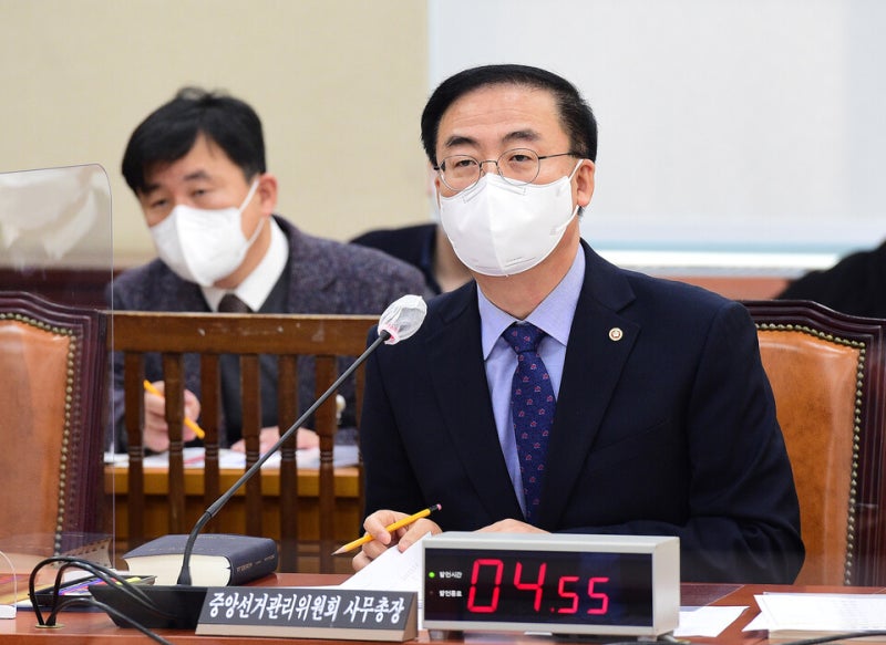 검찰, '아들 특혜 채용' <b>김세환</b> 전 <b>선관위 사무총장</b> 구속영장 청구