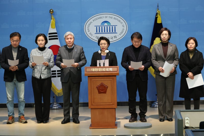 <b>조국혁신당</b>, 법무부에 "<b>국민의힘</b> 위헌정당 <b>해산 청구</b>해달라" 진정서 제...
