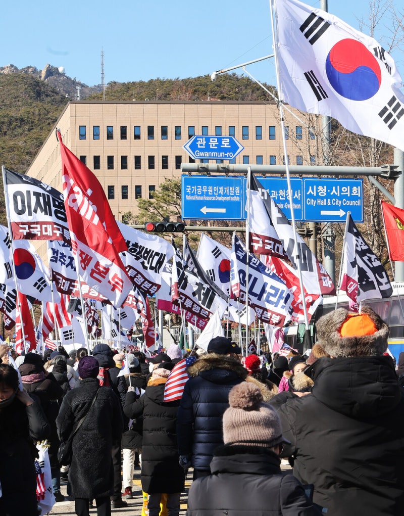 [속보] 과천 <b>공수처</b> 부근서 남성 1명 <b>분신 시도</b>