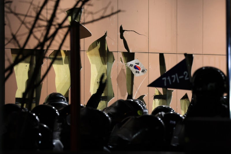 경찰, '<b>서부지법</b> 난입' <b>녹색점퍼 남성</b> 구속영장 신청