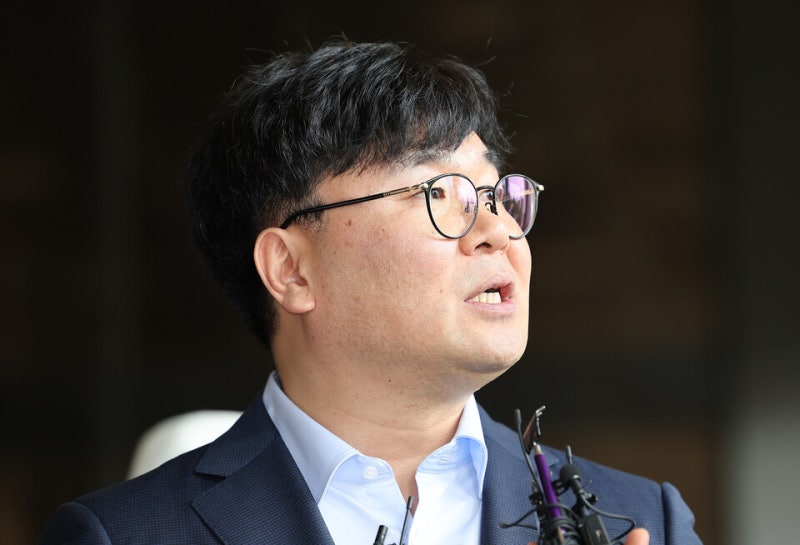"뭐가 <b>스토킹</b>인지"…김 여사 '명품백 의혹' 보도한 기자, 경찰 출석