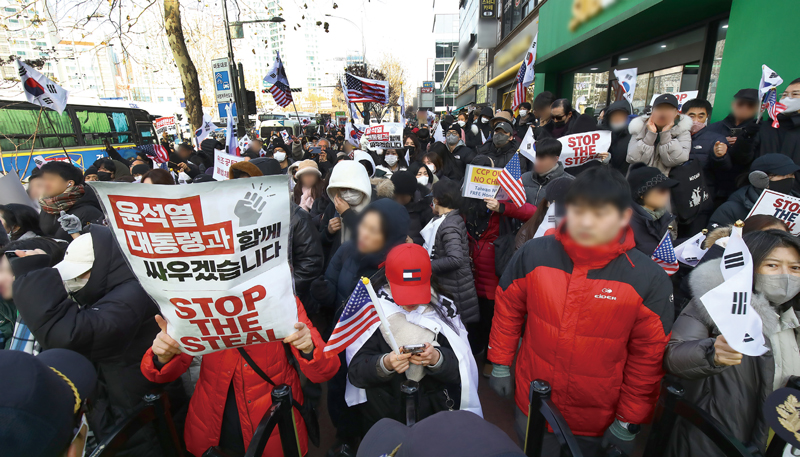 내란 우두머리 혐의로 윤석열 대통령이 체포된 1월18일 서울 마포구 서울서부지법 앞에서 윤 대통령 지지자들이 시위를 하고 있다. ⓒ시사저널 임준선