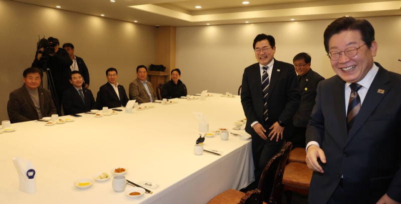 <b>이재명</b>의 '단일대오'?…어제는 비명계, 오늘은 3선 의원들과 간담회
