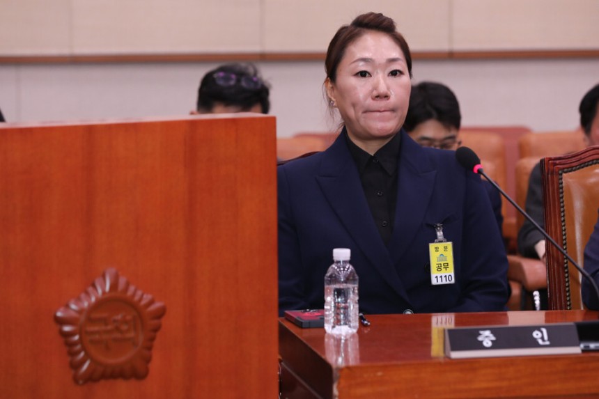 김영선 전 국민의힘 의원의 회계책임자인 강혜경씨가 지난해 10월21일 오후 서울 여의도 국회에서 열린 법제사법위원회의 대검찰청에 대한 국정감사에서 의원 발언을 듣고 있다. ⓒ시사저널 박은숙