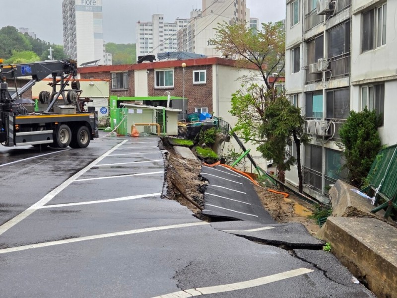 <b>남양주 아파트</b> 지상 주차장 옹벽 <b>붕괴</b>…차량 6대 파손