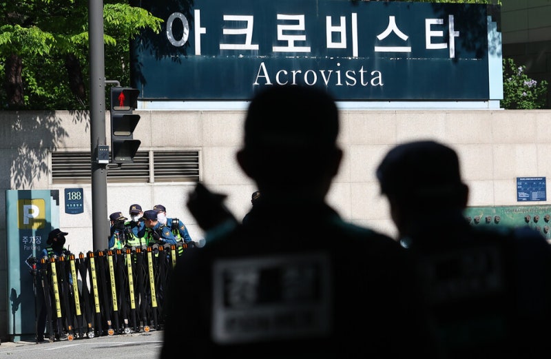 '건진 의혹' 尹부부 <b>사저 압수수색</b>…'참고인 <b>김건희</b>' 휴대폰 확보
