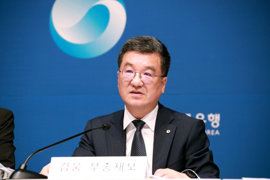 소비자물가와 근원물가(에너지·식품 제외) 상승률이 모두 당분간 2% 근방에서 움직일 것이라는 한국은행의 전망이 나왔다.사진은 김웅 한국은행 부총재보 ⓒ한국은행 제공&#160;
