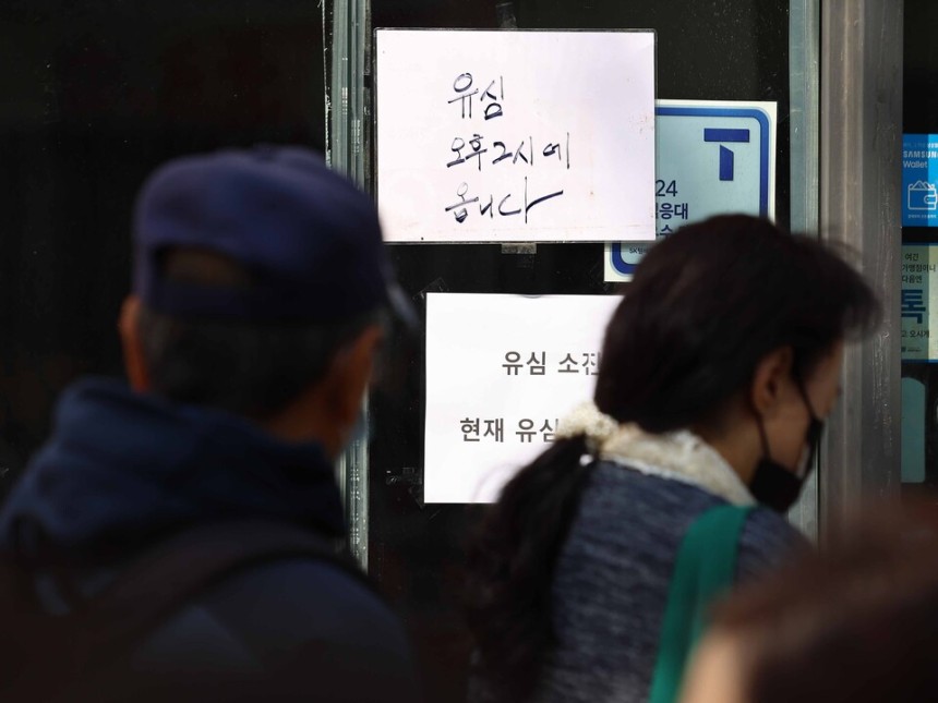 SK텔레콤이 유심 고객정보 해킹 사고로 관련 유심 무료 교체 서비스에 나선 지난 28일 서울 시내 한 T월드 매장에 안내문이 붙어있다.ⓒ연합뉴스