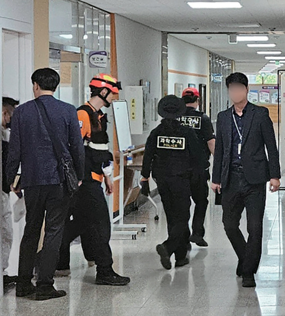 4월28일 흉기 난동이 일어난 충북 청주의 한 고등학교에서 경찰이 현장 감식을 벌이고 있다.ⓒ뉴스1