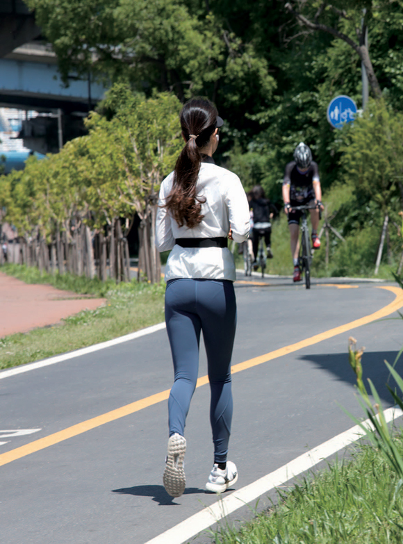 심장 혈관 건강을 지키는 가장 효과적인 방법 중 하나는 걷기·조깅·자전거 타기·속보·수영 등 유산소운동을 일상 속에서 규칙적으로 실천하는 것이다.ⓒ시사저널 이종현