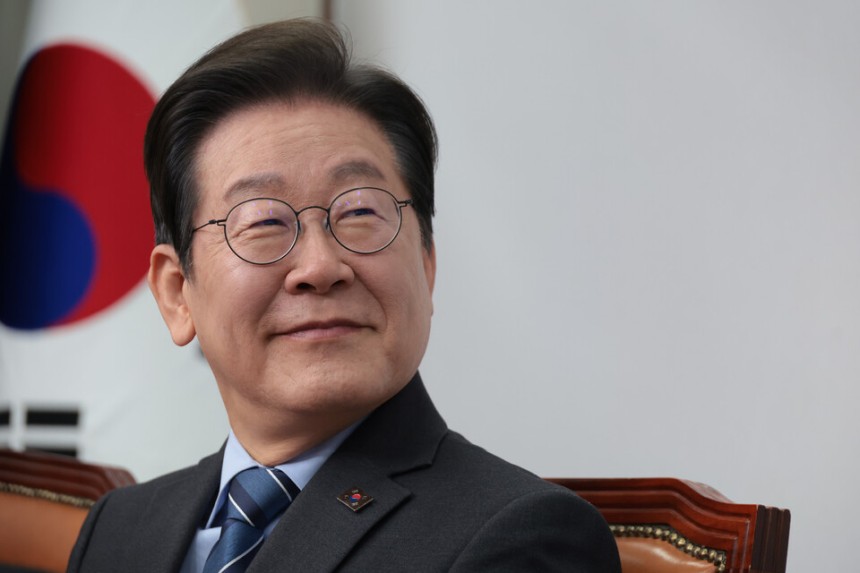 이재명 더불어민주당 대통령선거 후보가 지난 4월9일 오전 국회에서 열린 최고위원회의에서 최고위원들의 발언을 경청하고 있다.ⓒ시사저널 박은숙