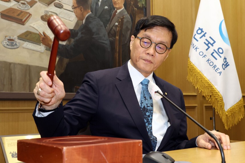 이창용 한국은행 총재가 지난달 17일 서울 중구 한국은행 본관에서 열린 금융통화위원회 본회의에서 의사봉을 두드리며 개회 선언을 하고 있다.ⓒ사진공동취재단