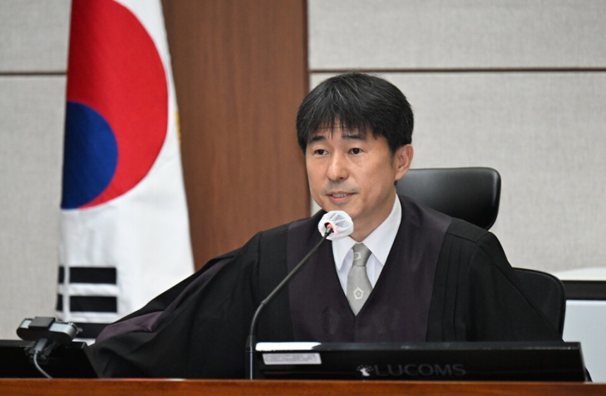 지귀연 부장판사가 4월21일 서울 서초구 서울중앙지법에서 열린 윤석열 전 대통령 내란 우두머리 혐의 형사재판 2차 공판에서 취재진들의 퇴장을 명령하고 있다.ⓒ 연합뉴스