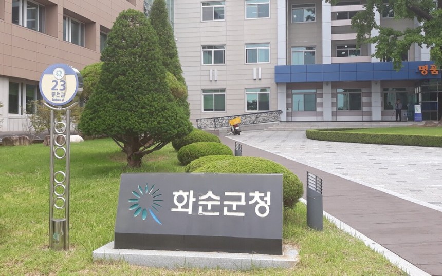 전남 화순군이 주민과 관광객들을 위한다며 15억원을 들여‘꽃단지 공원’을 조성했으나 해당 부지가 군수의 외가 문중 땅으로 드러나면서 논란이 커지고 있다.주민들은 특혜의혹을 제기하며 구복규 화순군수를 검찰에 고발했